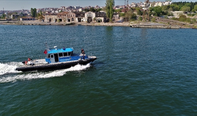 İstanbul Boğazı'nda kano ve tekne çarpıştı!