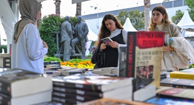 İZKİTAP’ta edebiyat şöleni sürüyor