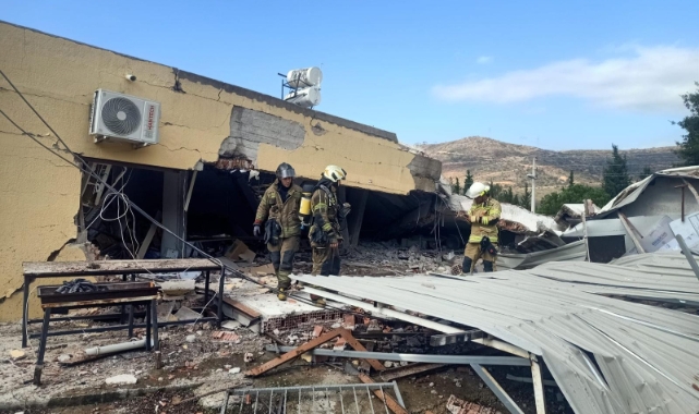 İzmir İtfaiyesi göçük altında kalan yurttaşı kurtardı