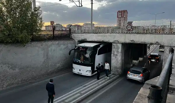 Maç için Kayseri'ye gelmişlerdi: Otobüsleri altgeçide sıkıştı!