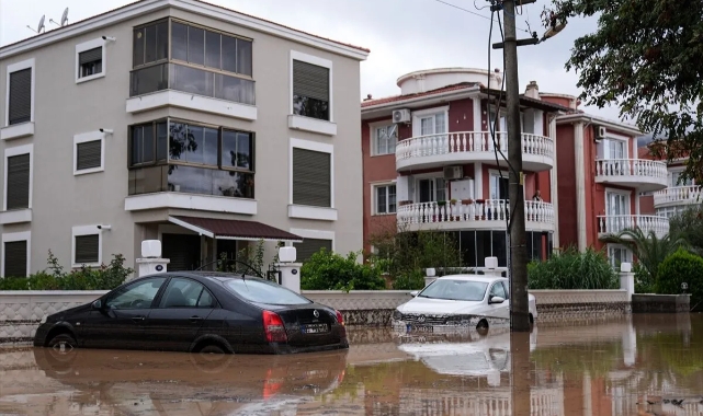 Sağanak yağış, Foça'yı felç etti: Başkan Fıçı 'yardım' istedi!