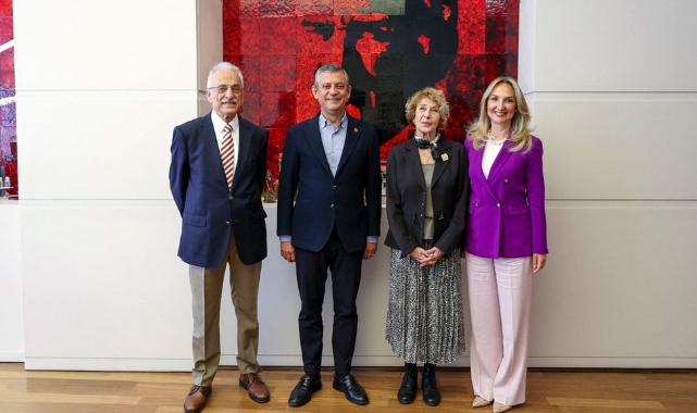 Yazar Ayşe Kulin CHP'ye üye oldu!