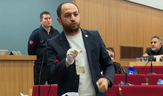 AK Partili Erol'dan 'Halkapınar Deresi'nden numune: Bu su kokunun da sebeplerinden biri