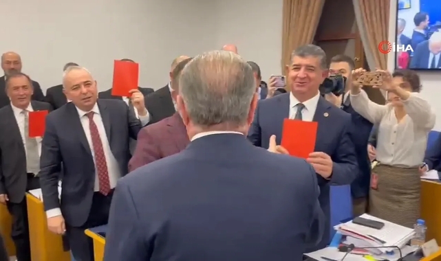 CHP'li vekillerden 'kırmızı kartlı' protesto: Bakan Bak'tan dikkat çeken cevap!
