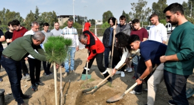 Gençlerin eliyle daha yeşil bir Bornova: ZMO Genç 120 fıstık çamı fidanını toprakla buluşturdu!