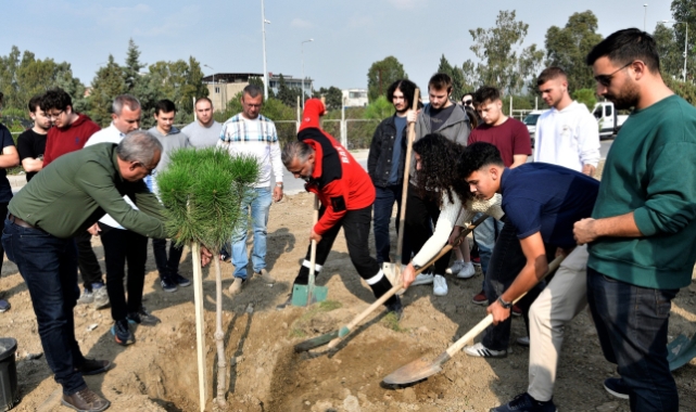 Gençlerin eliyle daha yeşil bir Bornova: ZMO Genç 120 fıstık çamı fidanını toprakla buluşturdu!