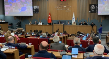 İzBB Meclisi’nde AK Parti ve MHP Grup Başkan Vekilleri’nden bütçe eleştirisi!