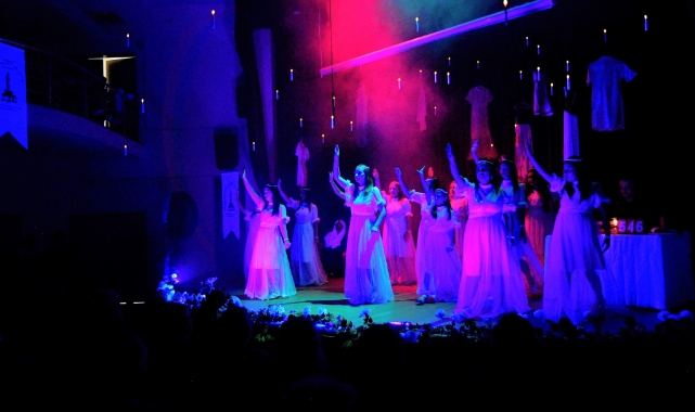 Kadın ve çocuk cinayetlerine karşı büyüleyen bir çığlık