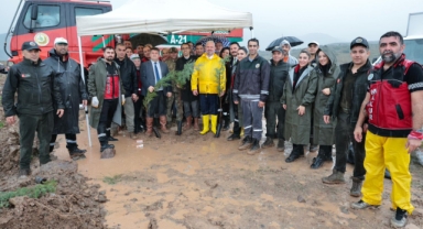 Menemen’de fidanlar, yeşil vatan için dikildi