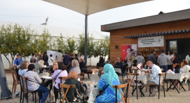 Üretici Pazarı Efes Tarlası Yaşam Köyü'nde bereketiyle devam ediyor