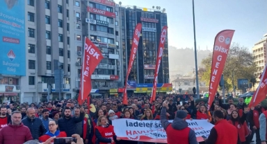 İzmir'de eylemler dördüncü gününde: Sendikadan belediyeye 'masa' çağrısı!