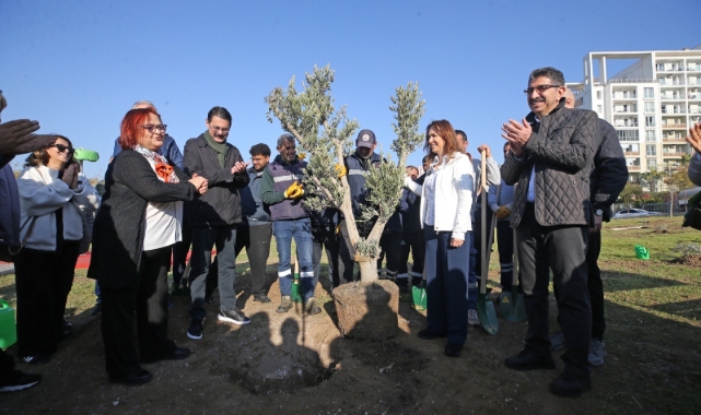 Karşıyaka’da zeytin fidanları toprakla buluştu