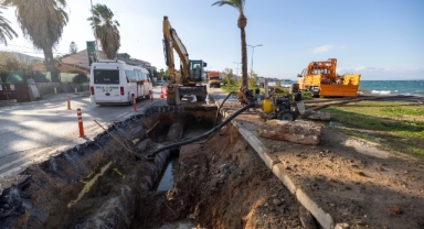Mithatpaşa Caddesi’ndeki ana boru arızası için İZSU seferber oldu