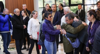 Özgür Özel, Manisa'da Gülşah Durbay’ın ailesiyle taziyeleri kabul ediyor