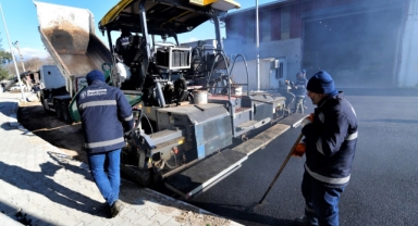 Bornova’da yol seferberliği sürüyor