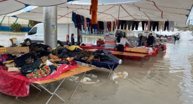 Çeşme'yi sağanak vurdu: Semt basarını su bastı!