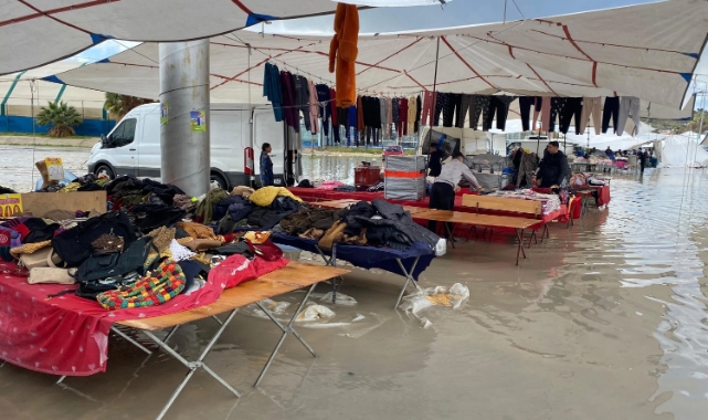 Çeşme'yi sağanak vurdu: Semt basarını su bastı!