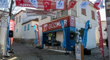 Güzelbahçe’de GÜZMAR Bakkal Nihat açıldı