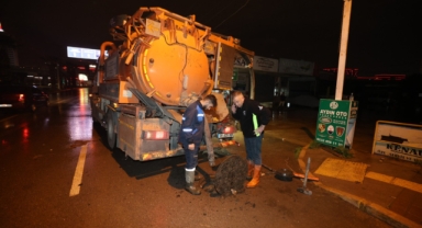 İzBB ekipleri, sağanak yağışa karşı seferber oldu