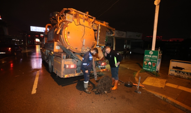 İzBB ekipleri, sağanak yağışa karşı seferber oldu