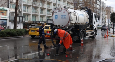 İzBB ekipleri, sağanak yağışa karşı seferber oldu