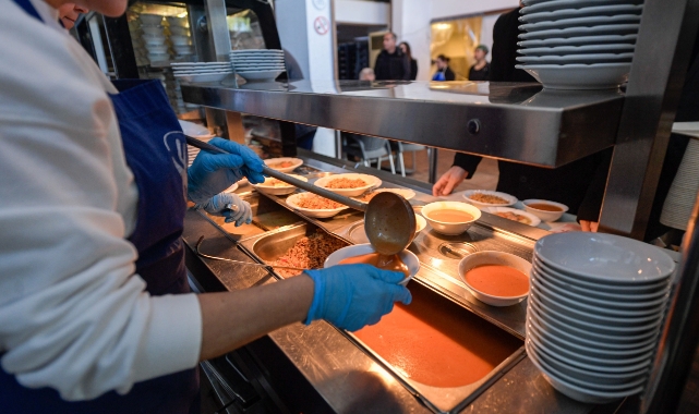 İzmir’de bir tabak yemekle hayatlar ısınıyor