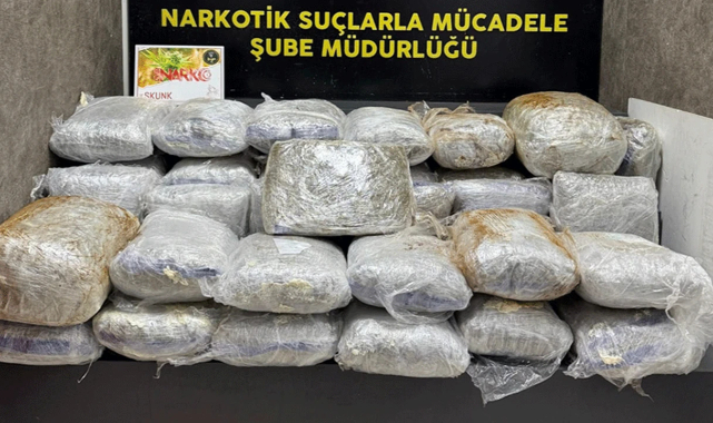 İzmir'de operasyon: Aracından 65 kilo uyuşturucu çıktı!