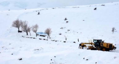 Yoğun kar 10 ili felç etti