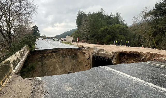 Aydın'da karayolu çöktü: Sağanak sonrası dev çukur oluştu