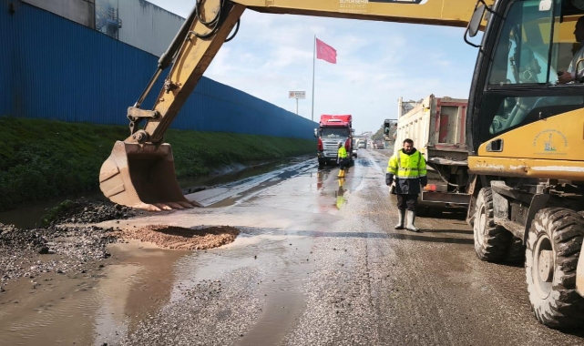 Büyükşehir, aşırı yağış sonrası kapanan yolları bir bir açıyor