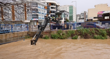 Büyükşehir ekipleri sağanak yağış nedeniyle seferber oldu