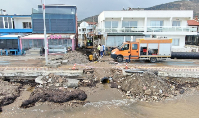 Foça Belediyesi ekipleri yoğun yağışlara karşı mücadele ediyor