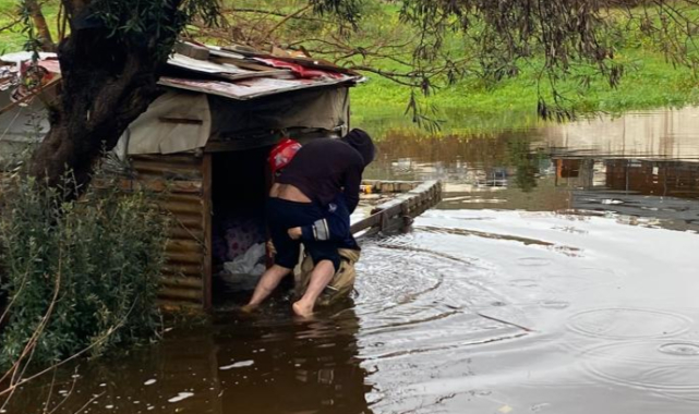 İtfaiye eri vatandaşı sırtında taşıdı