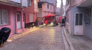 İzmir'in merkezinde müstakil ev alev aldı!