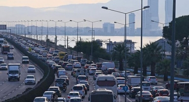 İzmir'in yollarında pazartesi trafiği: Belediyeden 'toplu taşıma' çağrısı!