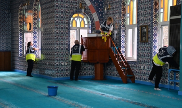 Karabağlar’da Camilere Ramazan temizliği