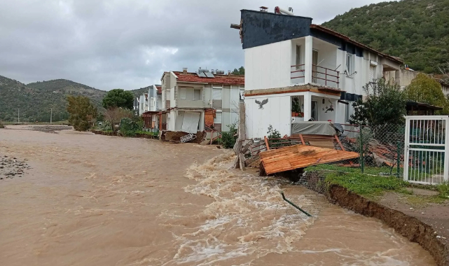 Ev sahipleri barajı suçladı: Karaburun'da dere taşkını üç evi yan yatırdı!