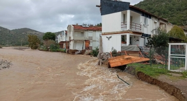 Ev sahipleri barajı suçladı: Karaburun'da dere taşkını üç evi yan yatırdı!