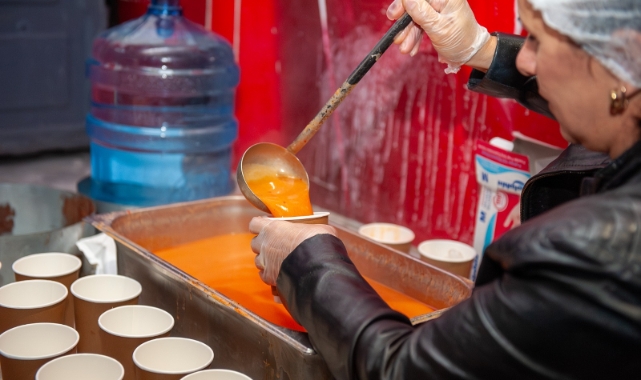 Karşıyaka Belediyesi’nden 30 bin kişiye sıcak çorba ikramı