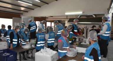 Menemen Belediyesi Aşevi’nden her gün 10 bin kişiye yemek 