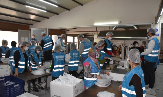 Menemen Belediyesi Aşevi’nden her gün 10 bin kişiye yemek 