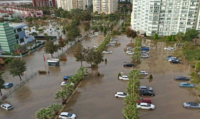 Meteoroloji, İzmir'i sarıya boyadı: Sel, yıldırım, hortum...