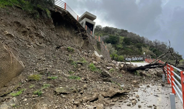 Narlıdere'de sağanak sonrası yol çöktü!