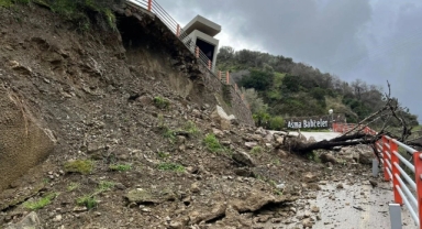 Narlıdere'de sağanak sonrası yol çöktü!