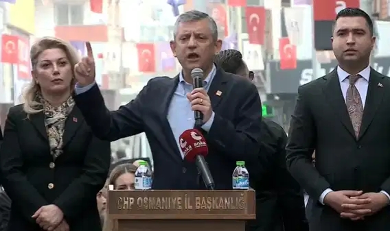 Özel’den iktidara sert deprem eleştirisi: TSK darbe korkusuyla sahaya çıkarılmadı