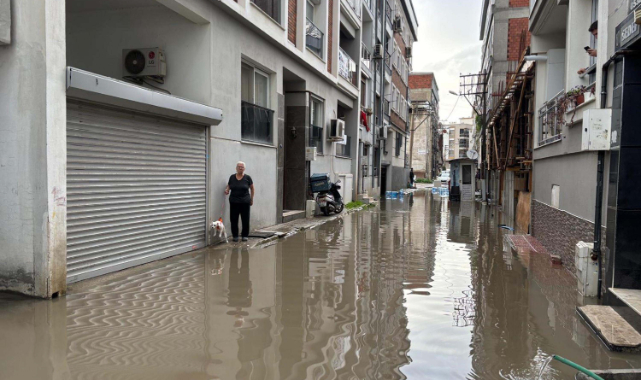 Sağanak sonrası İzmir'de hayat felç oldu!