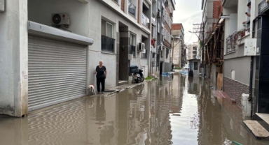 Sağanak sonrası İzmir'de hayat felç oldu!