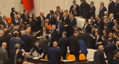 TBMM'de yumruklu kavga: CHP'li vekiller kürsüyü işgal etti!