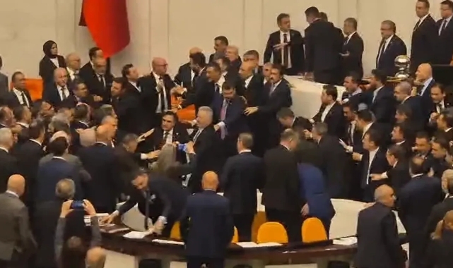 TBMM'de yumruklu kavga: CHP'li vekiller kürsüyü işgal etti!