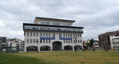 Başkan Günel gözaltına alınmıştı: Yurttaşlar belediye önünde toplanıyor!